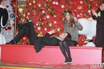 组图：韩星周元香港过圣诞 卧躺美女大腿