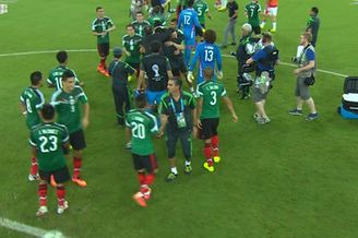 视频-赛后墨西哥主帅振臂高呼 球迷看台癫狂欢庆