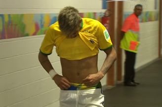 视频-巴西国旗穿在身 内马尔出场前整理秀内裤 