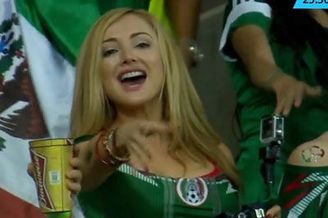 视频-墨西哥球迷看台抢镜 美女微笑冲镜头挥手