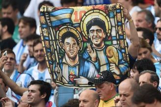 梅西被换下阿根廷球迷都跪了 快来集体拜大神(图)