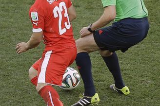 世界杯奇葩一幕！裁判阻挡瑞士快攻 悍将怒瞪裁判狂吼