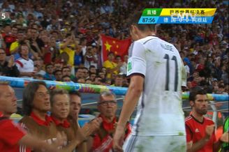 世界杯决赛场上扬起五星红旗 中国球迷也在呢(图)