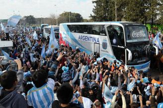 阿根廷队回国数万球迷迎接 梅西受总统亲切接见(图)