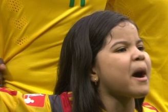激情！巴西少女球童用生命唱国歌！吼出来的坚强啊(图) 