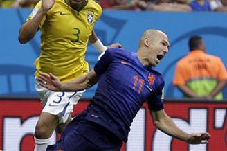 世界杯-罗本造点范佩西闪击 荷兰3-0胜巴西夺季军