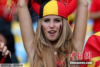 比利时美女球迷观战意外走红 收获模特合同(图)