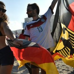 德国大胜球迷海滩狂欢