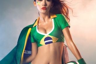 高清图-足球宝贝激情四射助威巴西世界杯