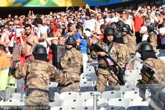 高清图-巴西警察观众区持枪维护治安