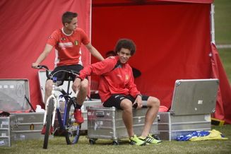 高清图-比利时队骑自行车训练