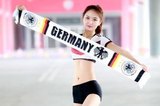 高清图-足球宝贝力挺德国取胜进军决赛