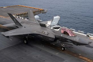 美军东海演习 F-35B甲板起降