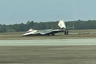 美国空军F-22战斗机冲出跑道