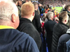 视频-赛后不满球队表现 阿森纳球迷包围大巴求说法