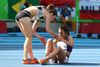 女子5000米选手摔倒后相互扶持