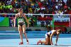 女子5000米选手摔倒后相互扶持